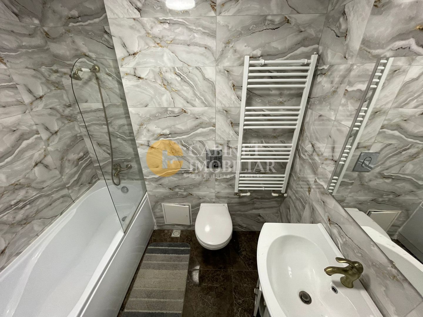 APARTAMENT 2 CAMERE DECOMANDAT - GARA  (RENOVAT) - Poză 2