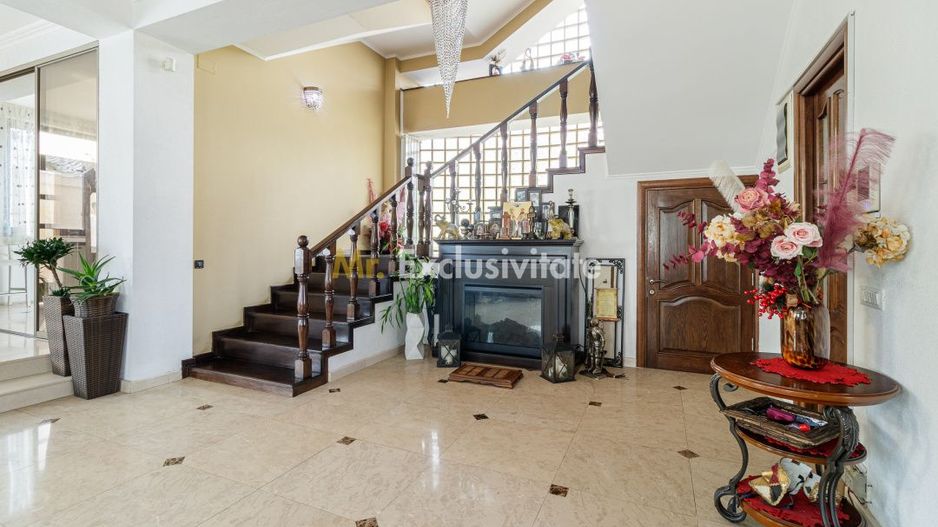 Vila impresionata 550mp util, 300mp teren - Poză 2