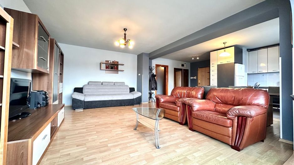 Apartament spatios 4 camere + parcare, pretabil ptr ERASMUS - Poză 1