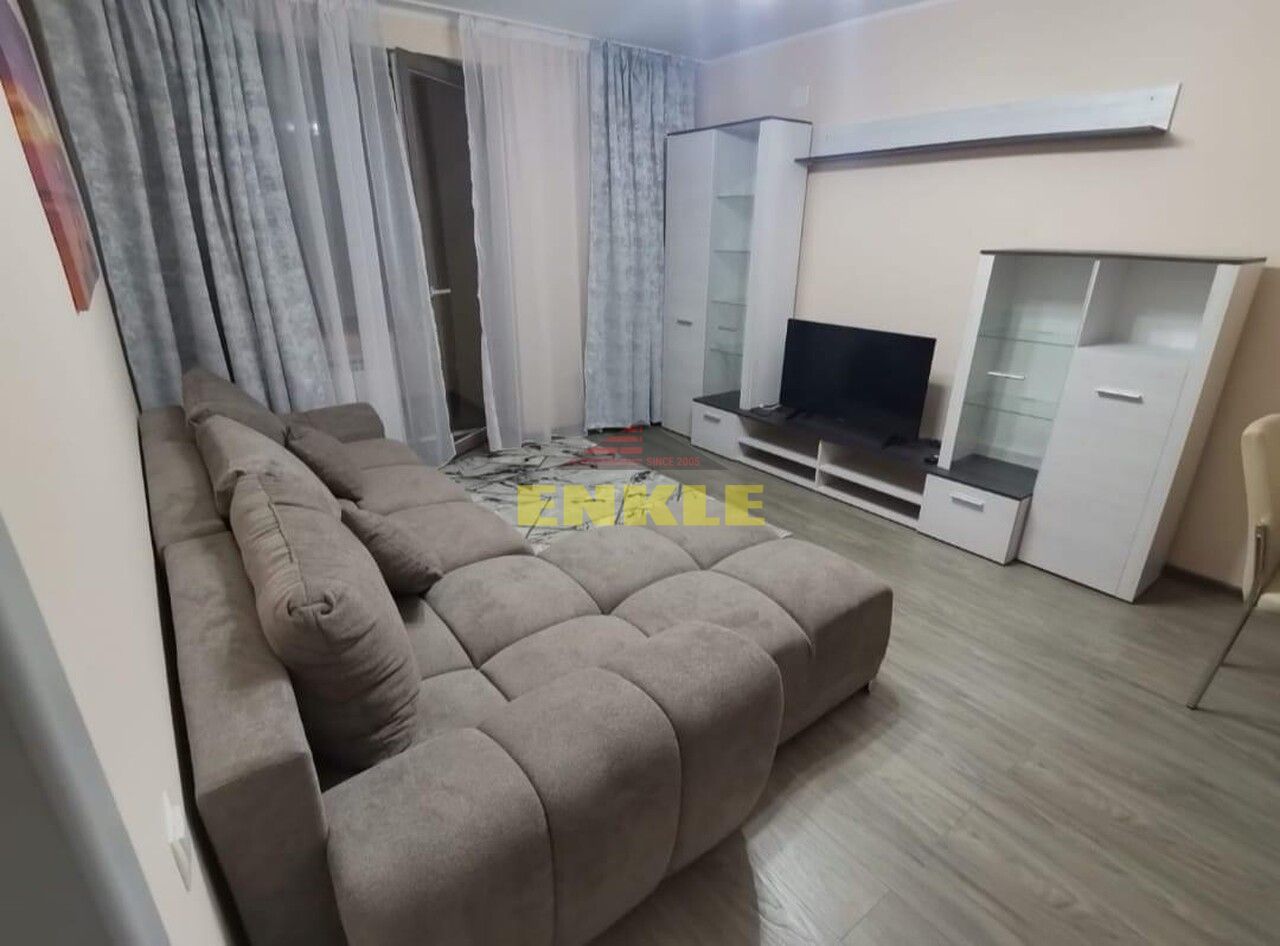 De închiriat apartament cu 3 camere - Poză 1