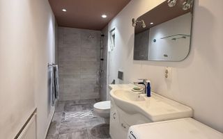 Casă spațioasă în Varias, împărțită în două unități cu acces separat - Poză 13