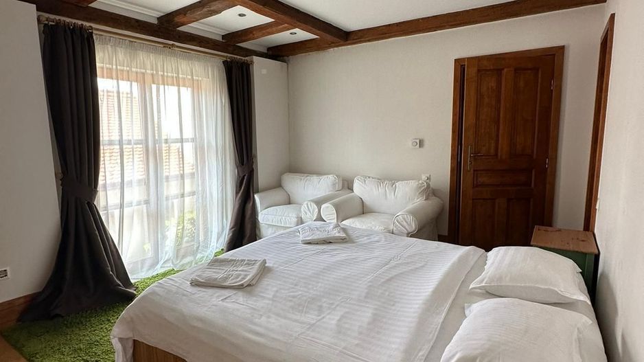 Casa saseasca CRISTIAN,amenajata LUX,pt turism,piscina,curte - Poză 2