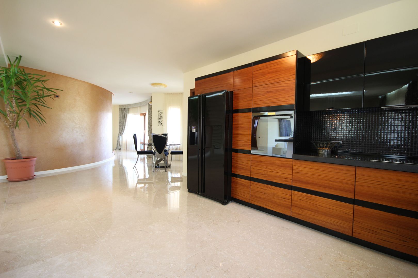 O casa deosebita cu Piscina - Poză 1