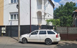 Casă de vânzare ,semicentral - Poză 1