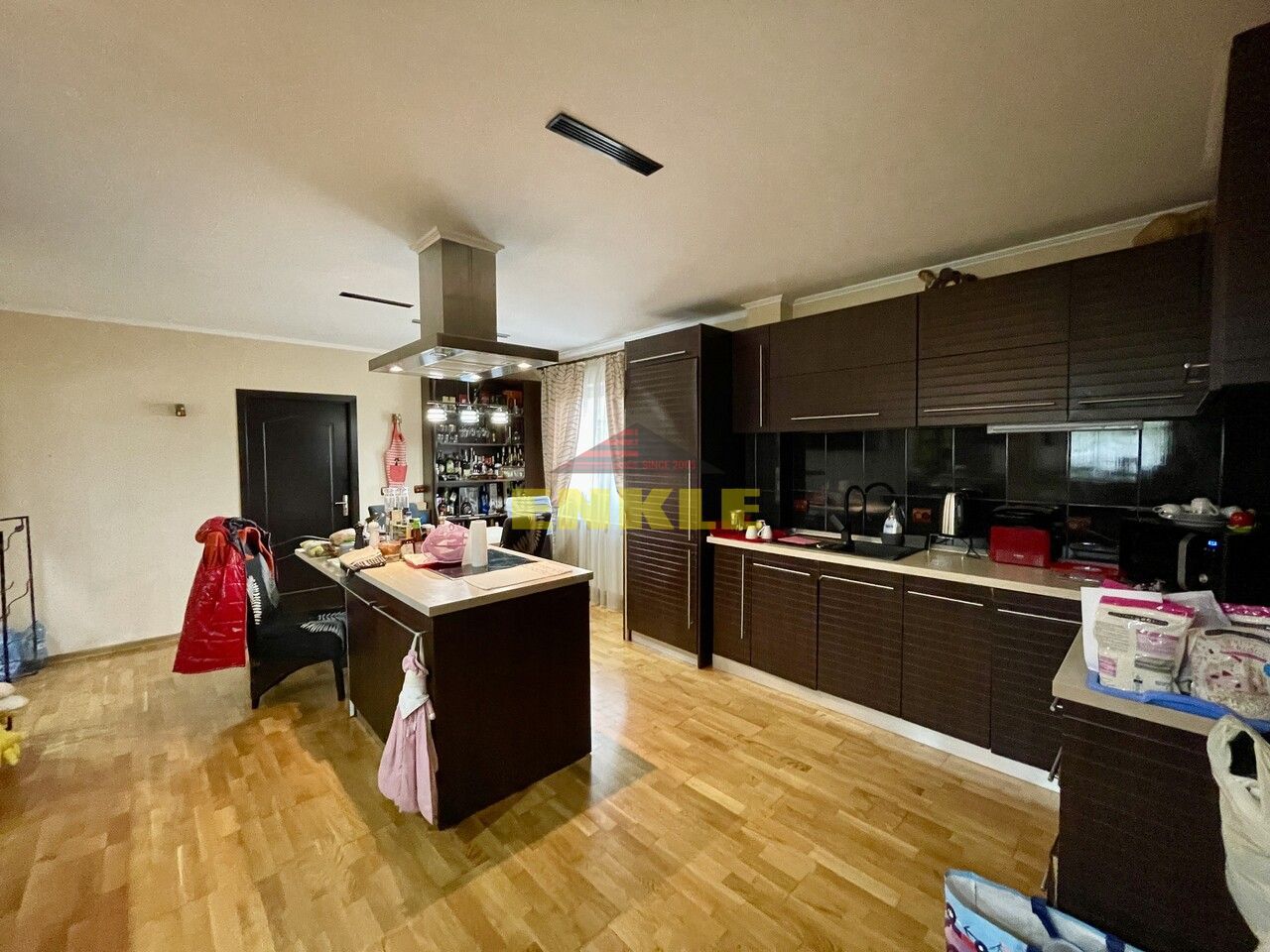 De vânzare casă cu suprafața de 250 mp plus 900 mp teren - Poză 10