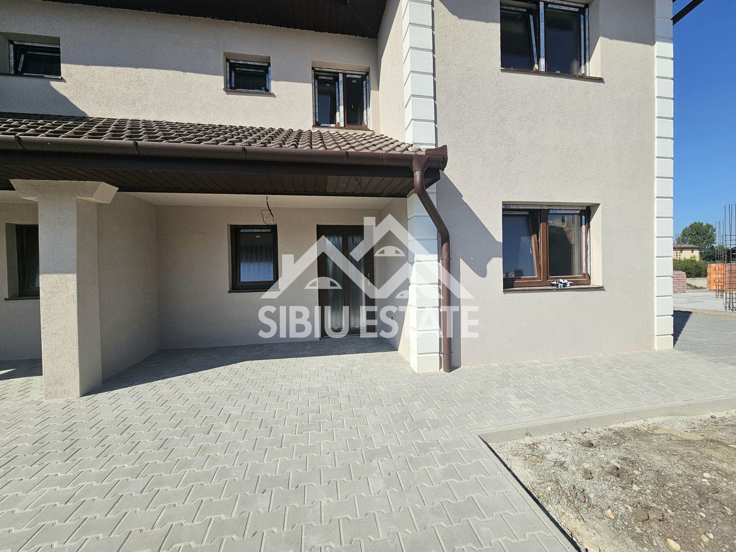 Casa noua 4 dormitoare, spatiu bun pentru familie - Poză 1