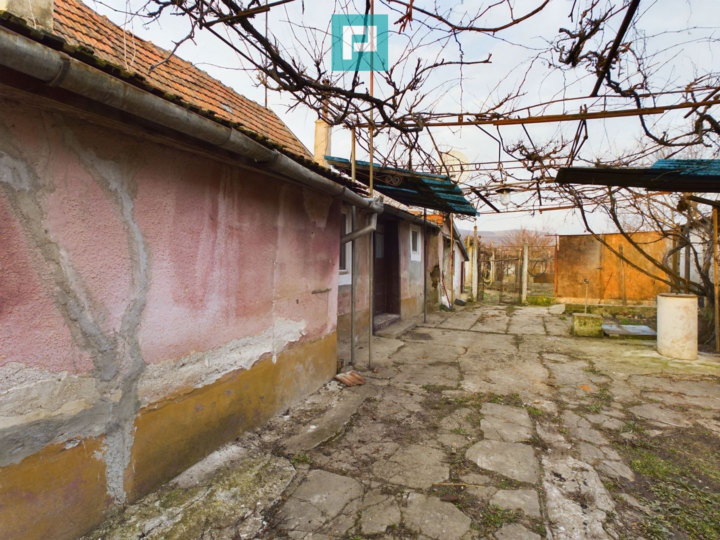 Casă modestă cu 3 camere în Ghioroc - Poză 7