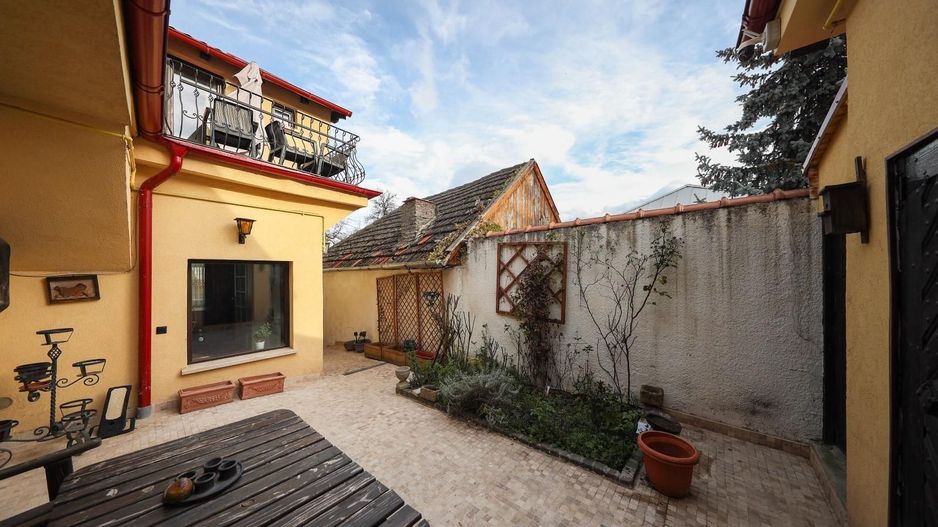 Casă deosebită de vânzare în centrul Brașovului - Poză 4