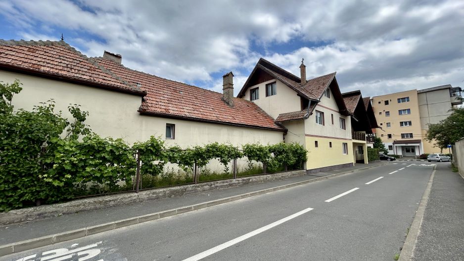 Pensiune cu potențial deosebit, vedere spectaculoasă spre Piatra Craiului - Poză 2