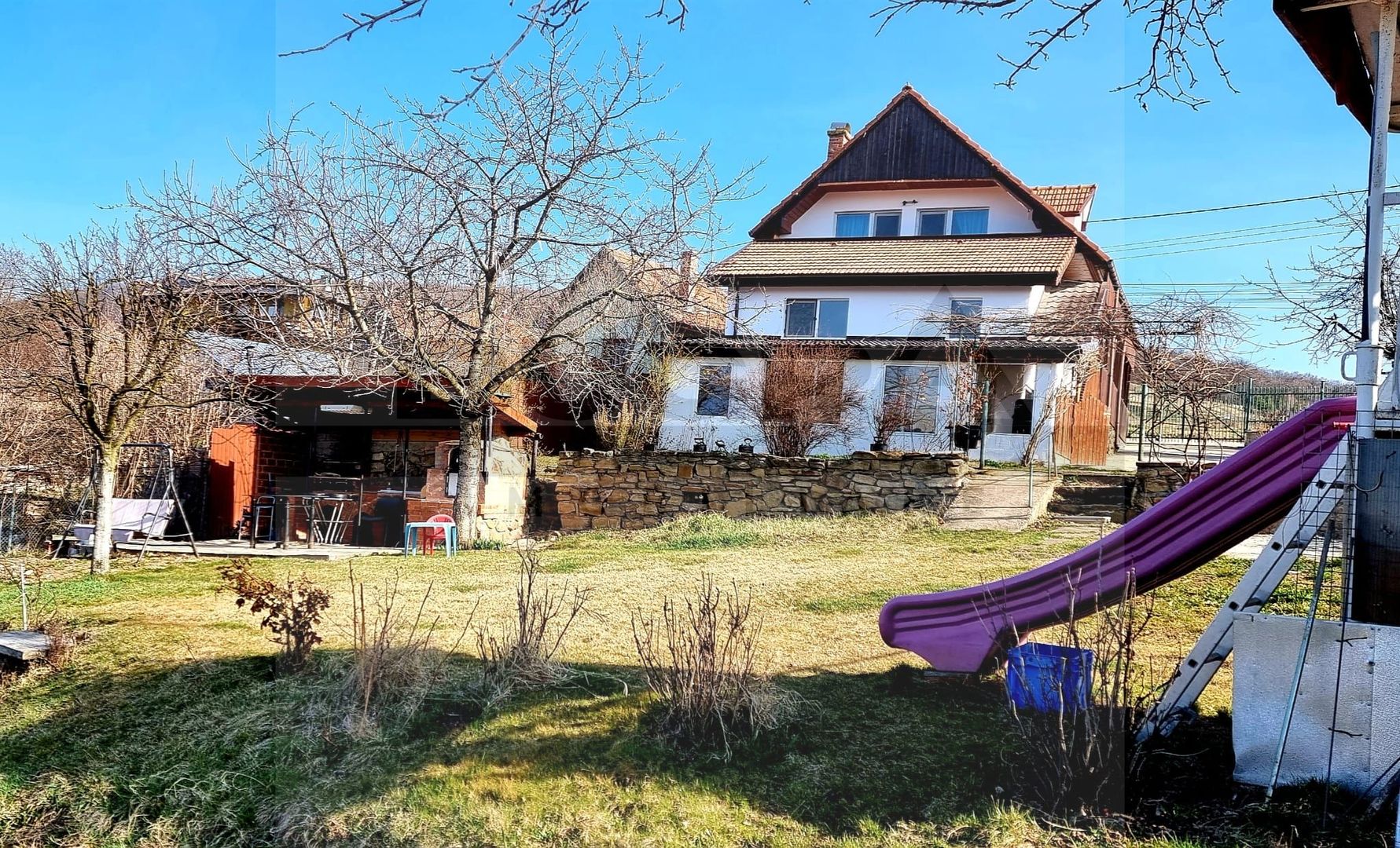 Casă spațioasă cu teren generos de 1000 mp in Dambul Rotund - Poză 1