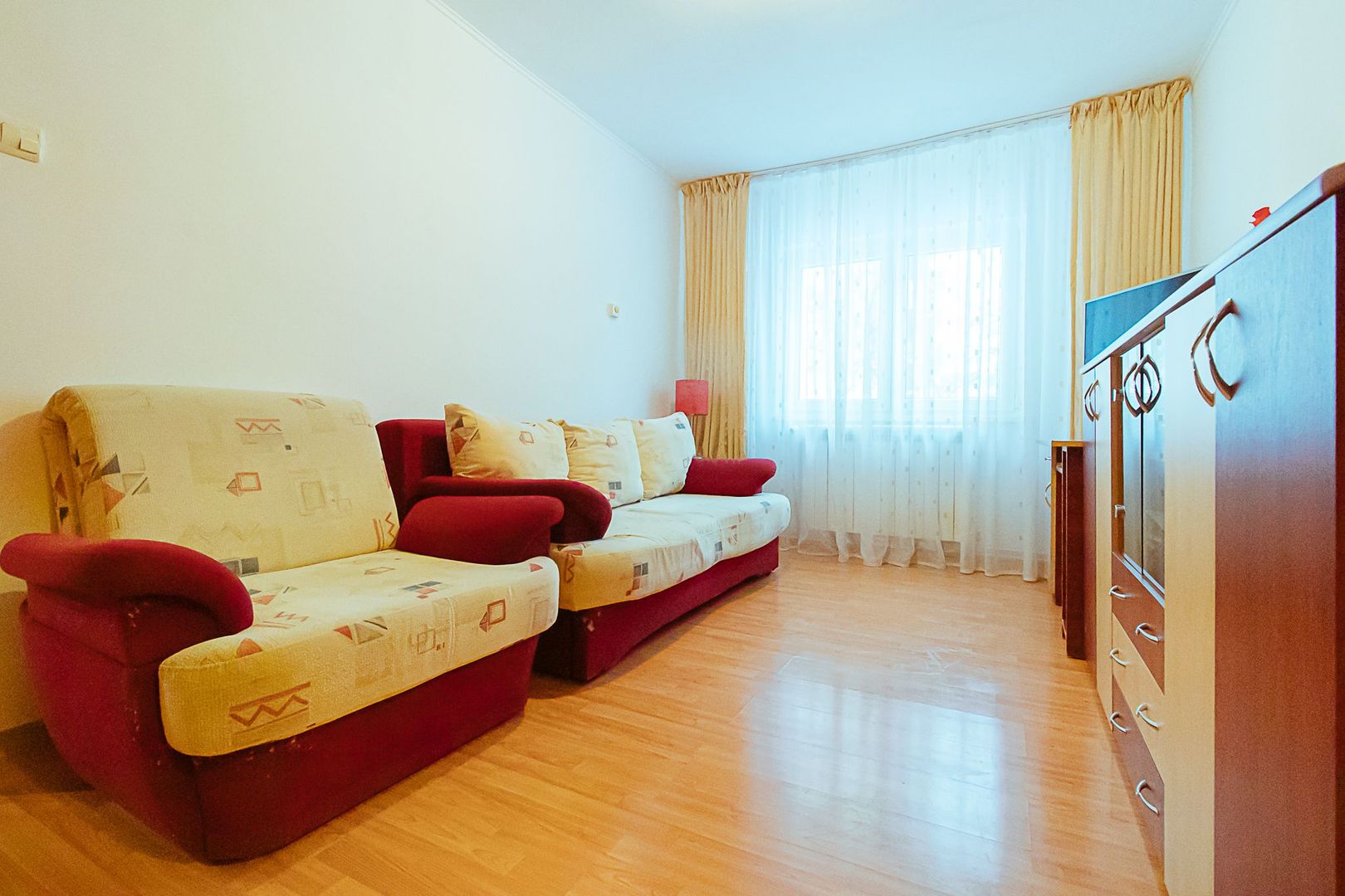 La poalele Tâmpei,  având în apropiere parc, magazine, stație autobuz - Poză 10