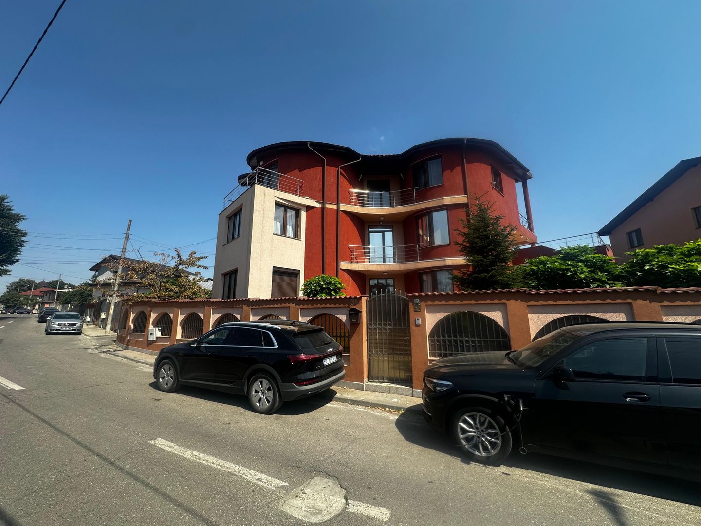 CASA INDIVIDUALA, 9 CAMERE, TEREN 475 MP, MOBILAT/UTILAT, COMIS 0% - Poză 1