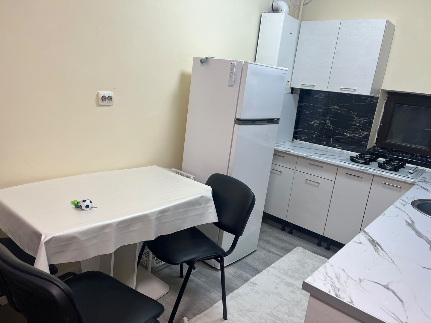 Apartament 2 camere, de inchiriat+ loc de parcare si terasa in curte - Poză 6