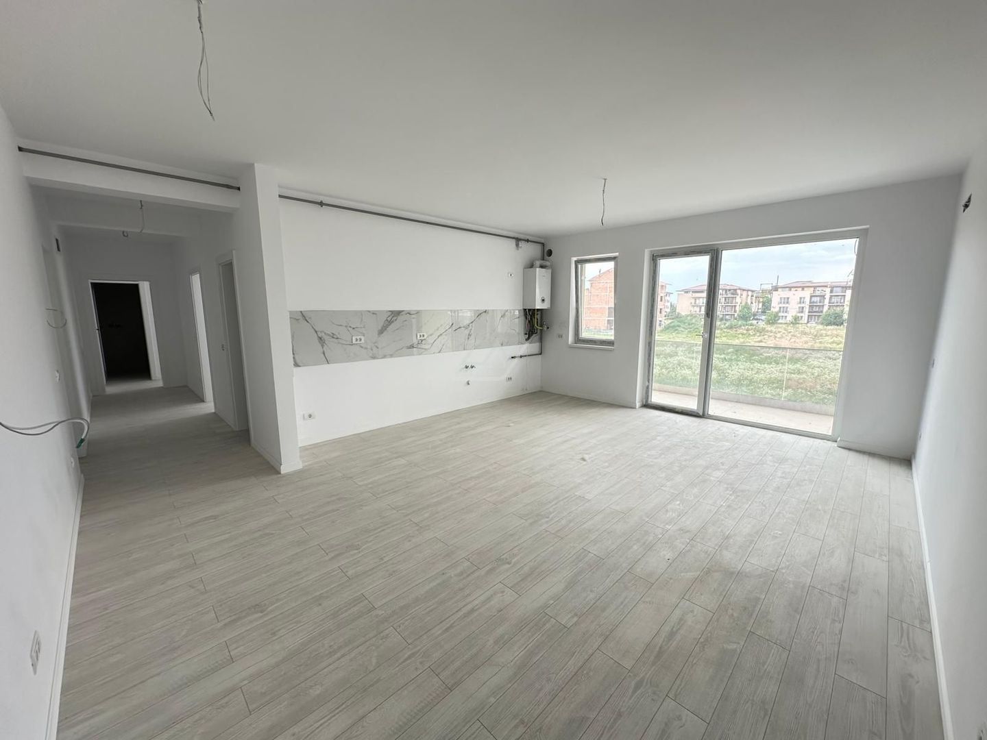 Bloc nou. Apartament cu 3 camere spations. 2 Bai. Etaj 1 - Poză 1