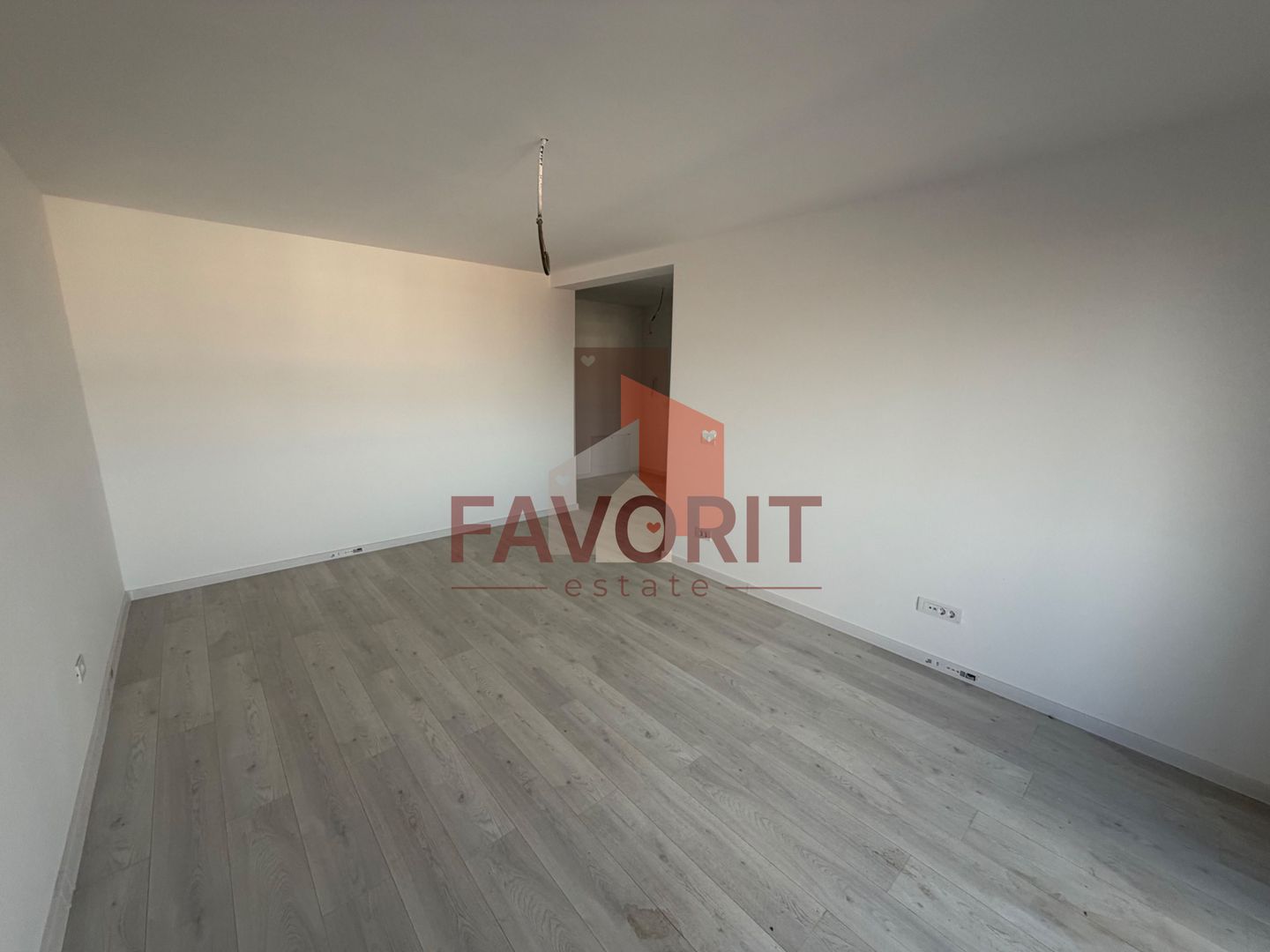 Decomandat. Disponibil imediat. Strada asfaltata - Poză 3