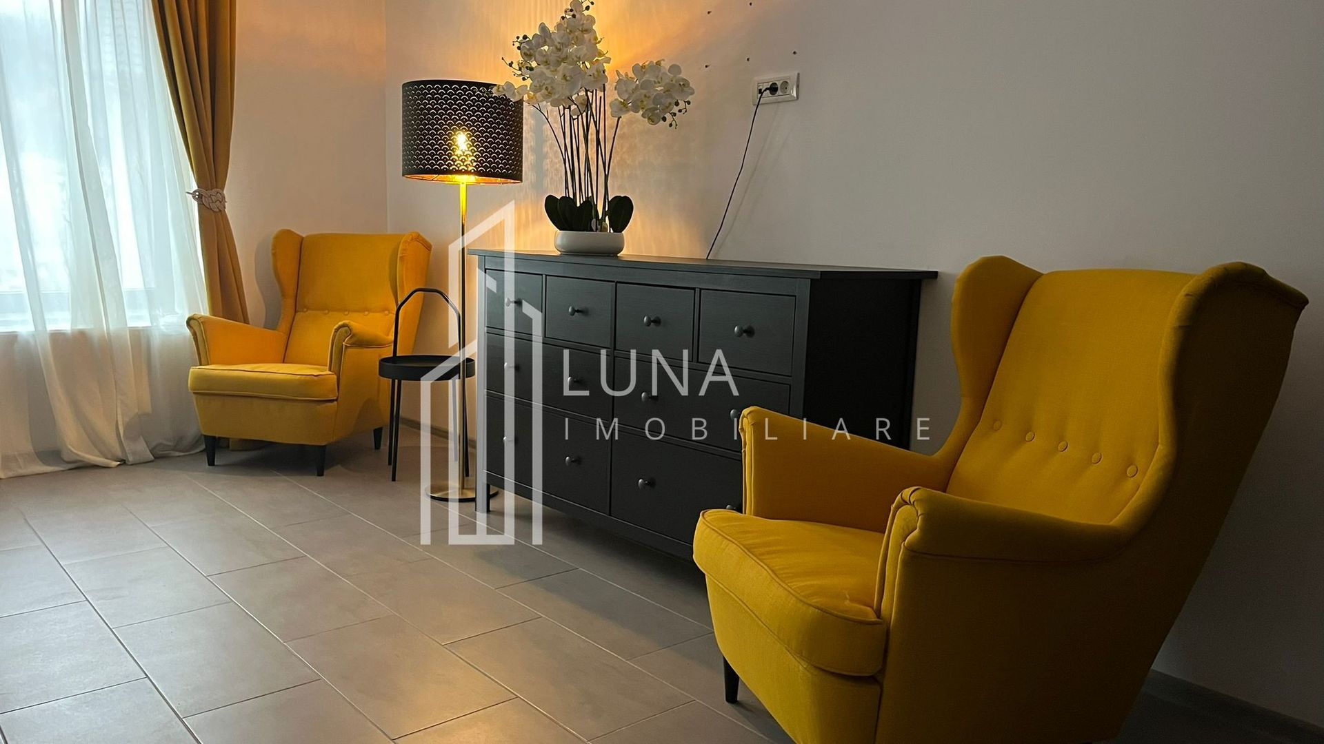 Piața Sfatului – apartament elegant, complet renovat și utilat - Poză 1