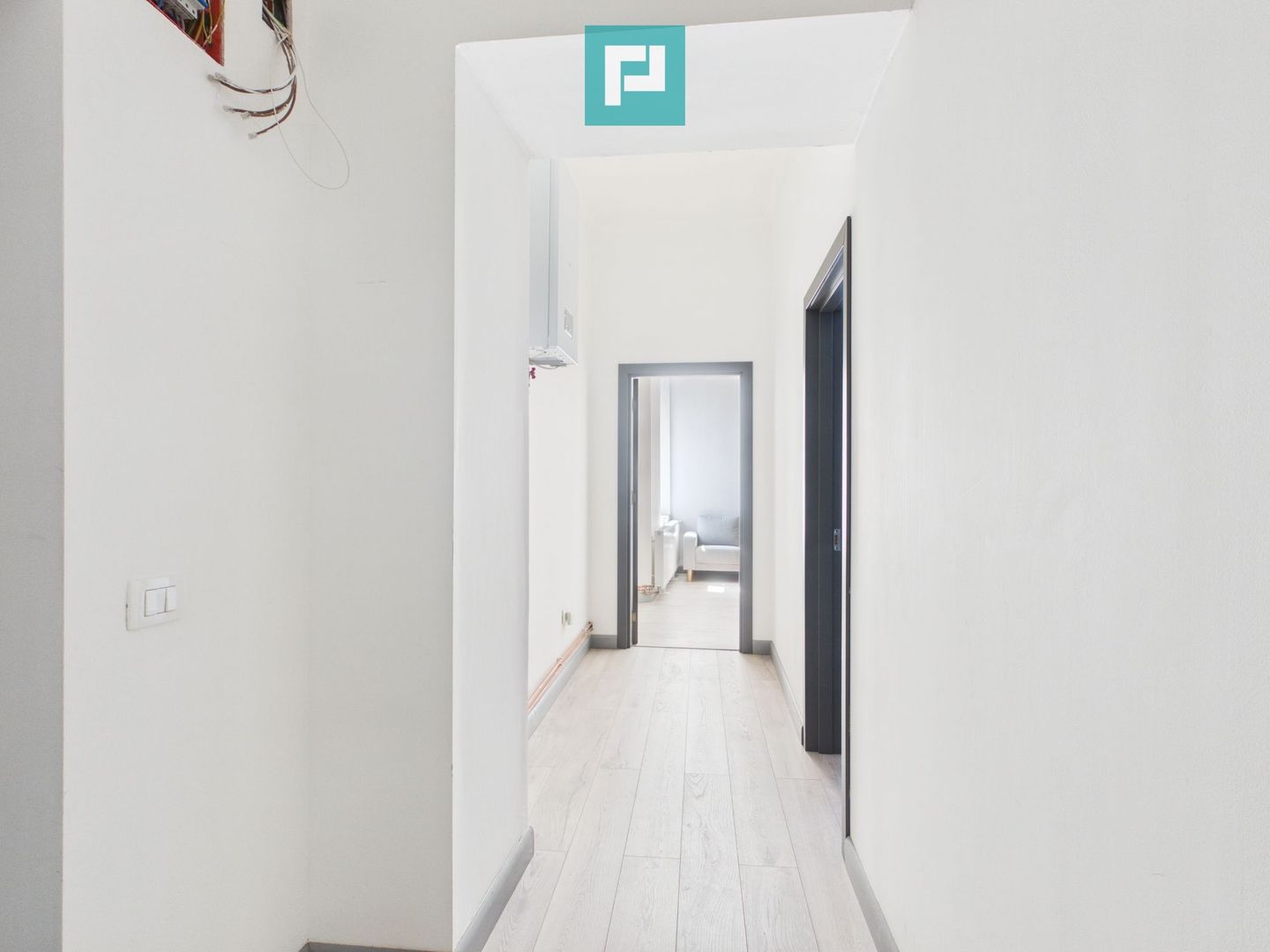 Spațiu central Jiga – birou sau locuință - Poză 12