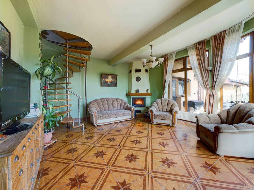 Casă generoasă în Grădiște - Poză 1