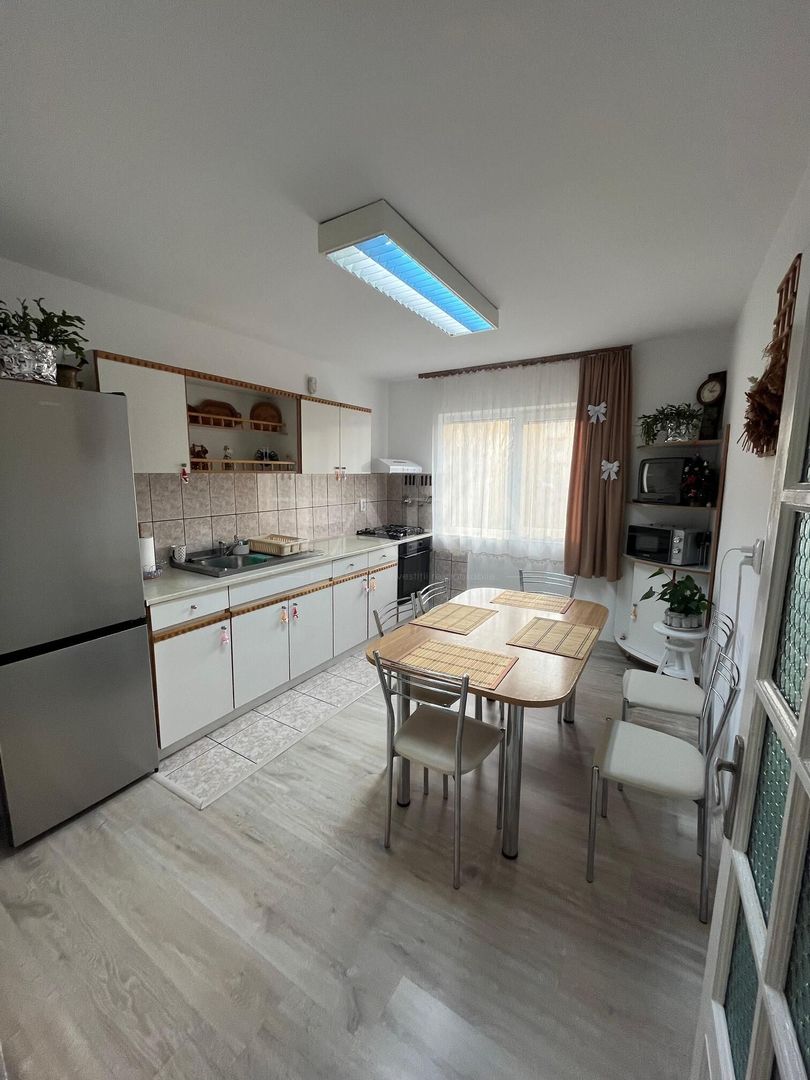 Vanzare casă cu 6 camere,  zona Someseni, central. Ideal familie. - Poză 7