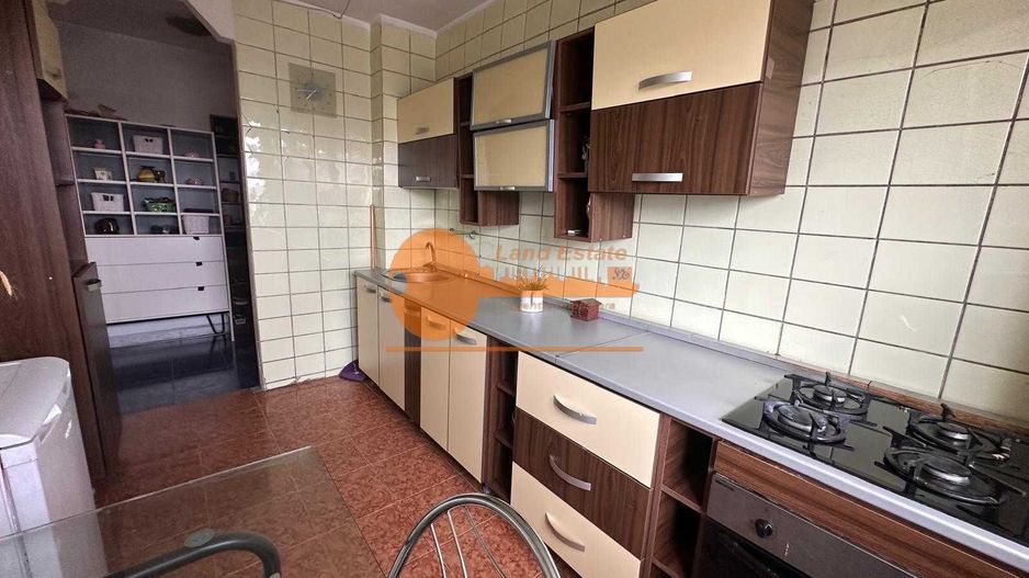 Apartament cu 4 camere in zona Teiul Doamnei - Poză 1