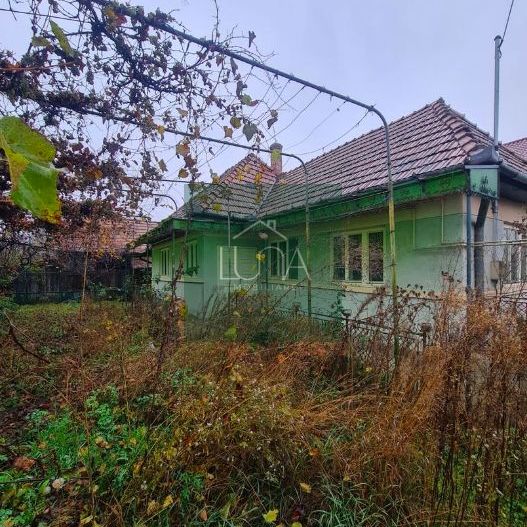 Casă cu teren de 1.000 m² – utilități complete, ideală pentru renovare - Poză 1