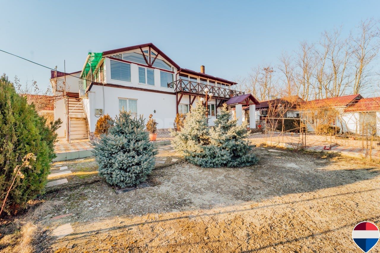 Casă de vânzare, Obileni, Hîncești ,185 m² ,16 ari, 2 garaje - Poză 2
