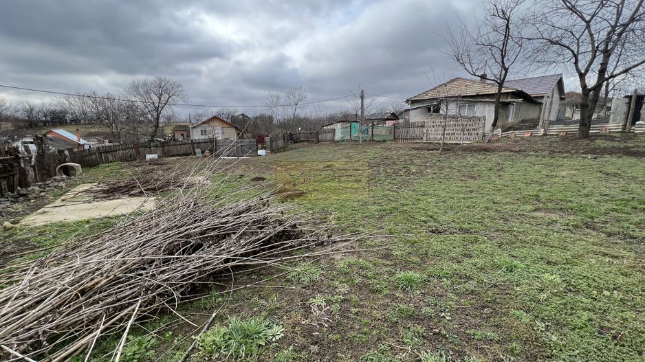 Teren Intravilan Ciurbesti - 400mp. - Poză 1