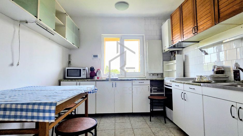 Apartament 3 camere, 2 bai, balcon, zona UMF - Poză 1