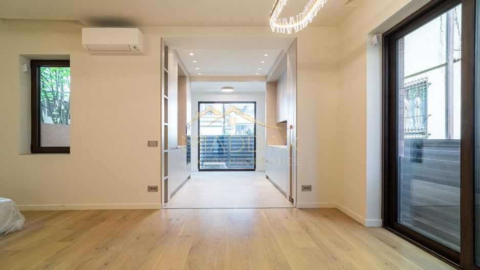 Vila Unica Noua cu 8 camere *300mp* /fotovoltaice si pompa cladura// Dorobanti - Poză 1