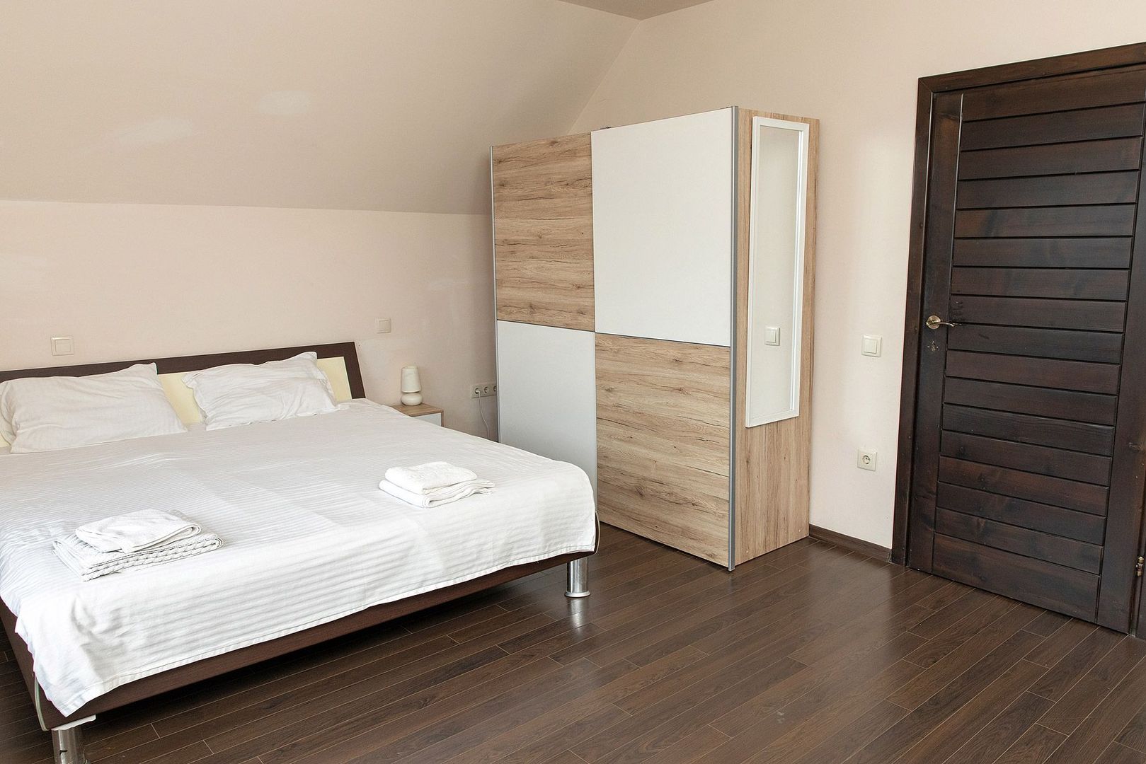 Vilă cu 5 dormitoare, 4 băi, 2 248mp teren, piscină. Preț: 229 000 Eur - Poză 20