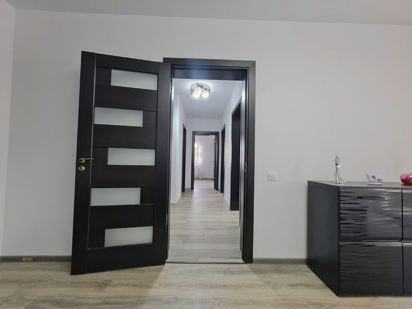Apartament nou, mobilat și utilat - 3 camere, 2 bai și curte - Poză 20