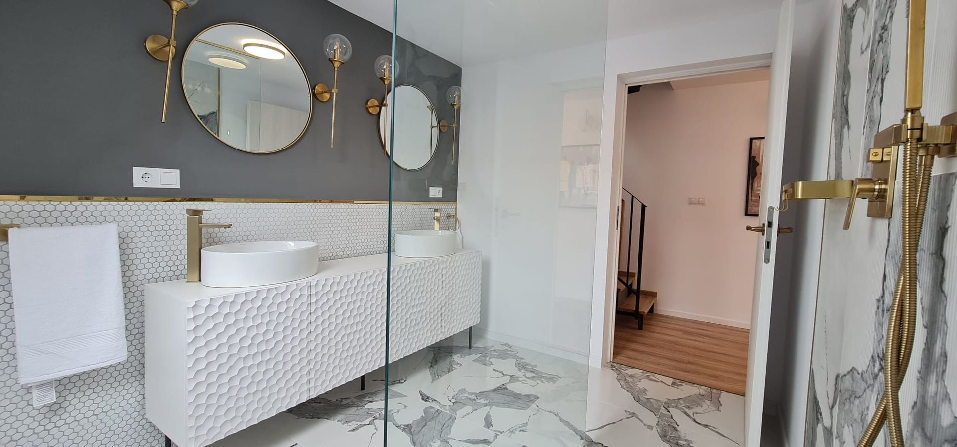 Vila spațioasă și elegantă de vânzare la intrarea în cartierul Turnișo - Poză 25