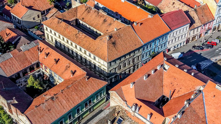 Imobil istoric de mari dimensiuni, în Piața Avram Iancu - Poză 2
