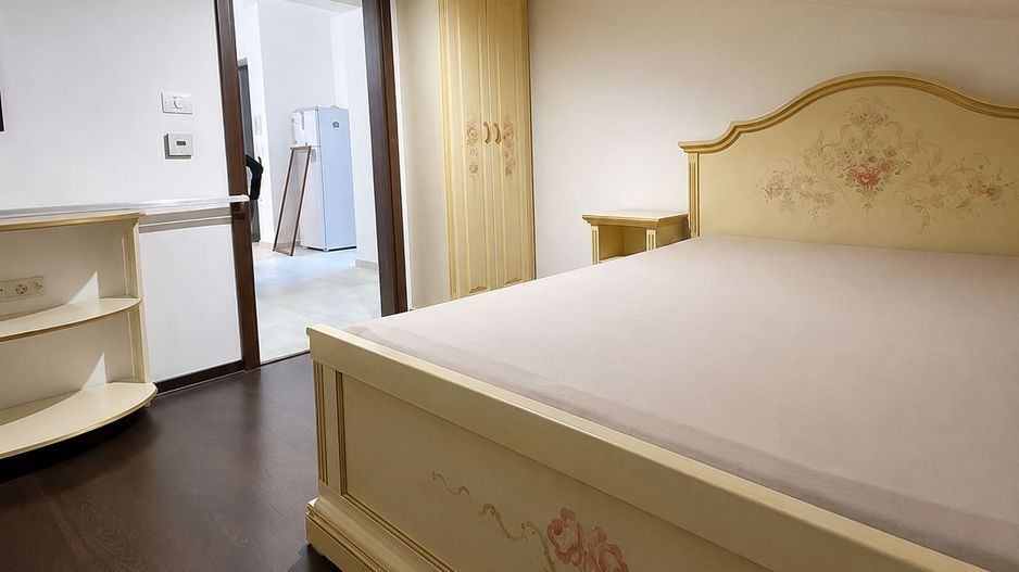 Apartament cu 2 camere la mansardă, complet mobilat și utilat - Poză 2
