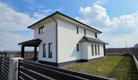 Casa noua 4 dormitoare, 3 bai, pivnita si carport