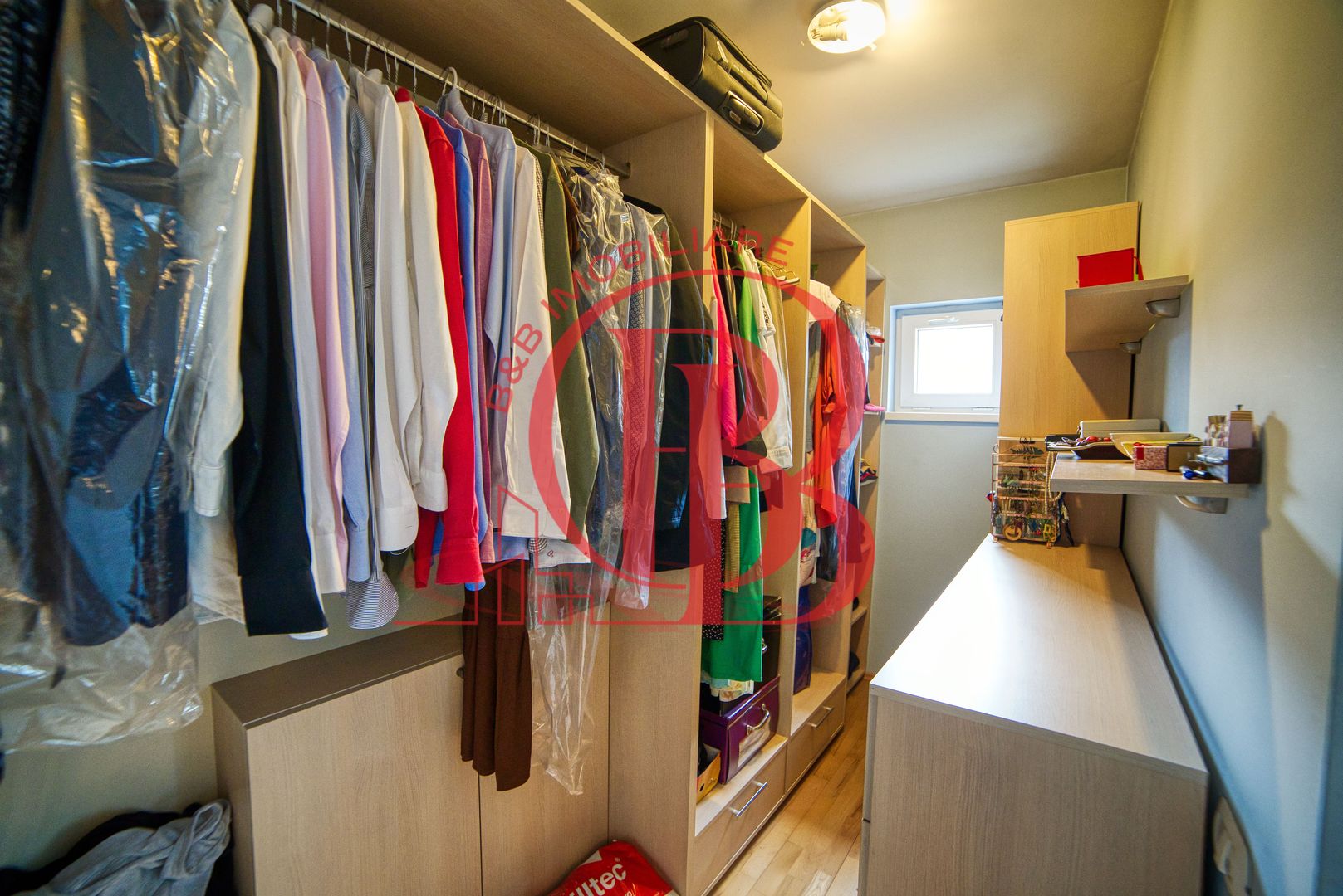 Casa complet mobilata 5 camere 3 bai curte generoasa - Poză 30