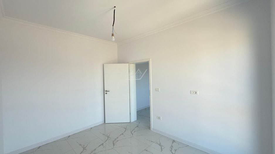 Etaj 1. Loc de parcare. Asfalt. - Poză 9