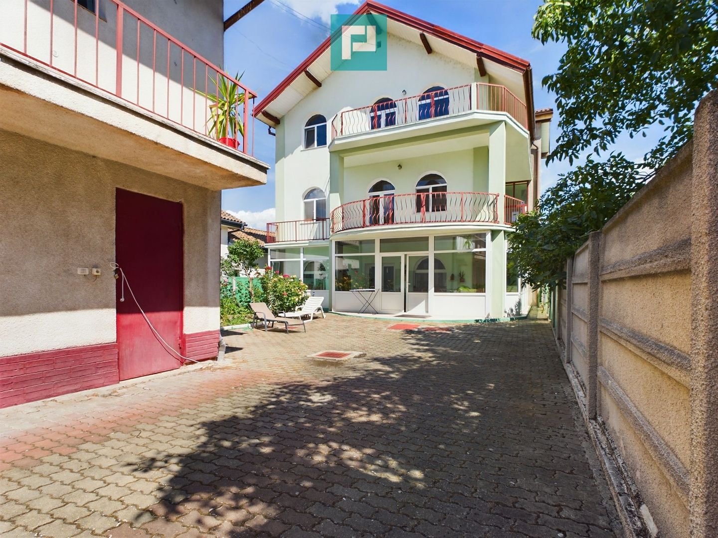 Vilă cu 3 apartamente în zona Parneava - Poză 1