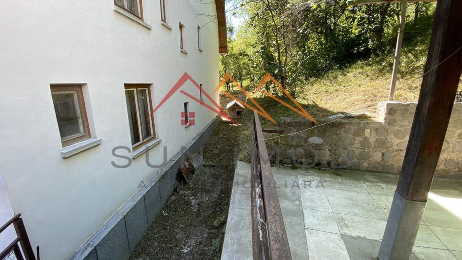 Vila de vanzare, teren 3100 mp, 7 camere, 6 grupuri sanitare, 3 CT, an 1997 - Poză 8