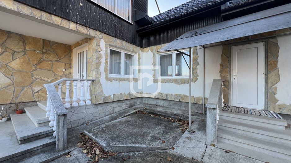 Casa de vacanta spatioasa de vanzare 6 dormitoare in Gura Humorului - Poză 2