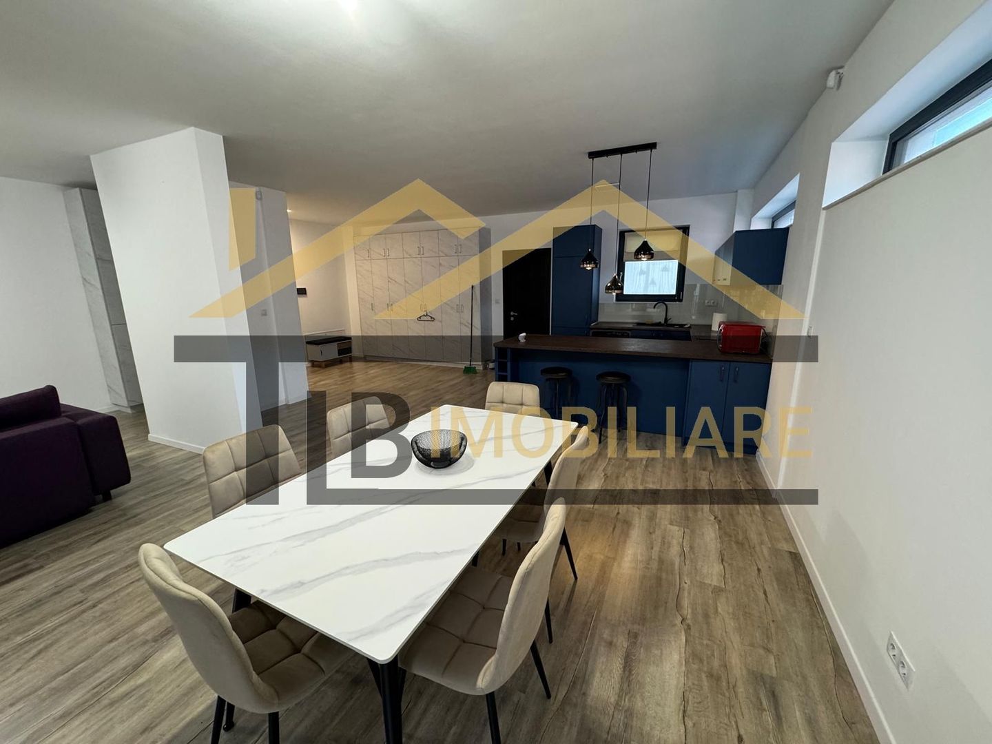 Apartament de 2 camere, 78mp, parcare, zona strazii Revolutiei - Poză 1