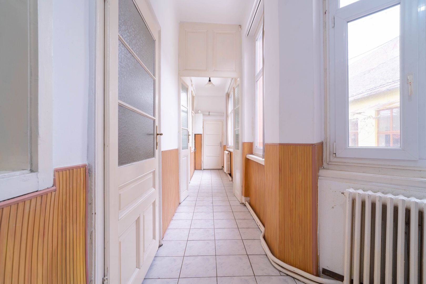 PRET NOU! Apartament la casă, ultracentral– curte proprie și garaj - Poză 2