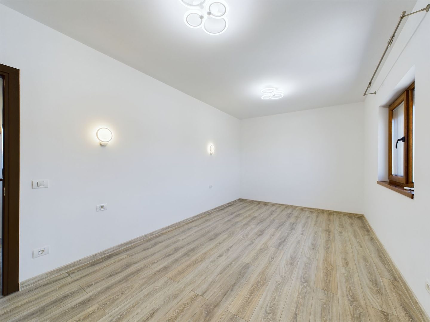 Casă modern finisată și utilată în Săcălaz - Poză 4