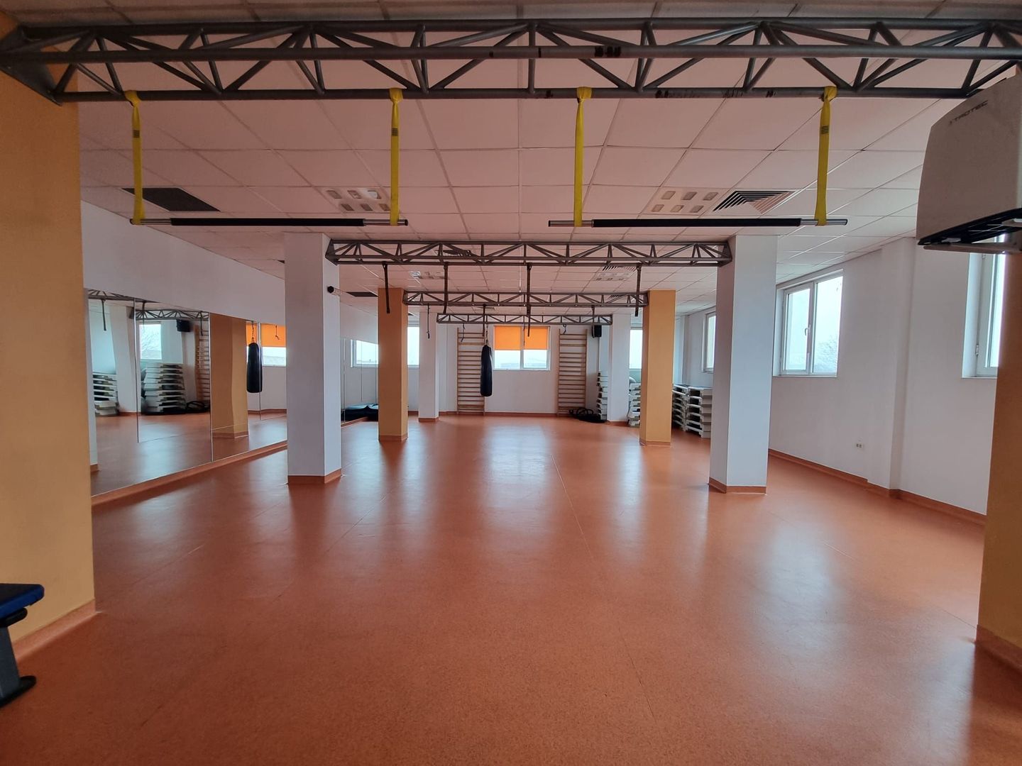 Clădire P+2+M de închiriat – spații servicii / birouri / sală sport - Poză 1