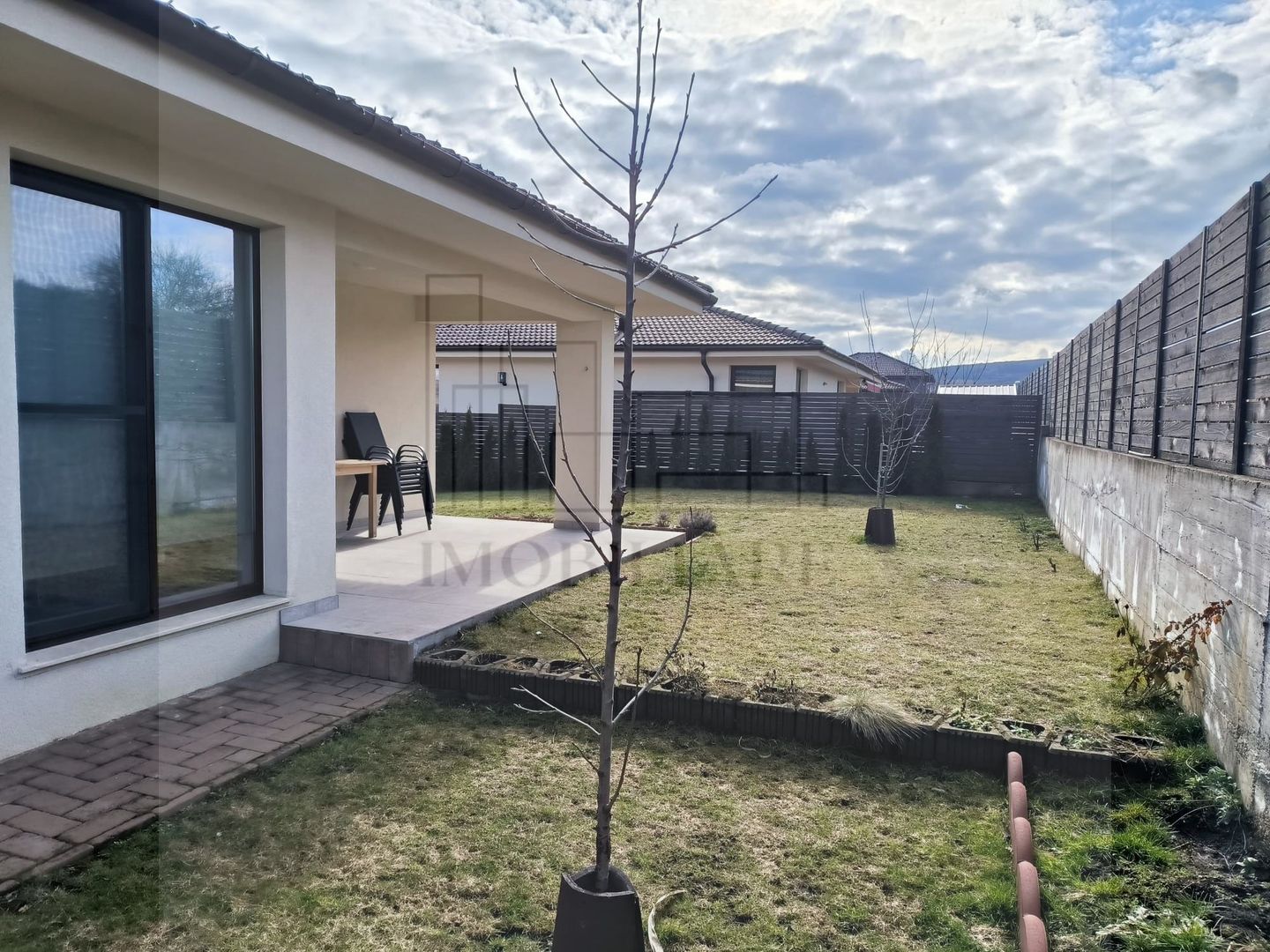 Casă parter cu grădină 500 mp, 6.5 kW fotovoltaice | Corușu - Poză 1