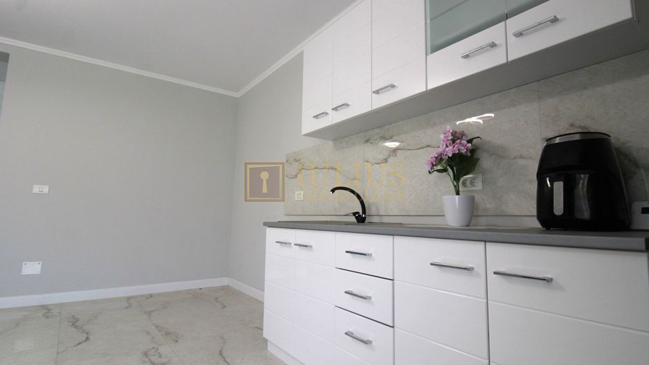 Curte, 4 apartamente, 8 camere, perfectă pt activități educaționale-Dumbravita - Poză 8