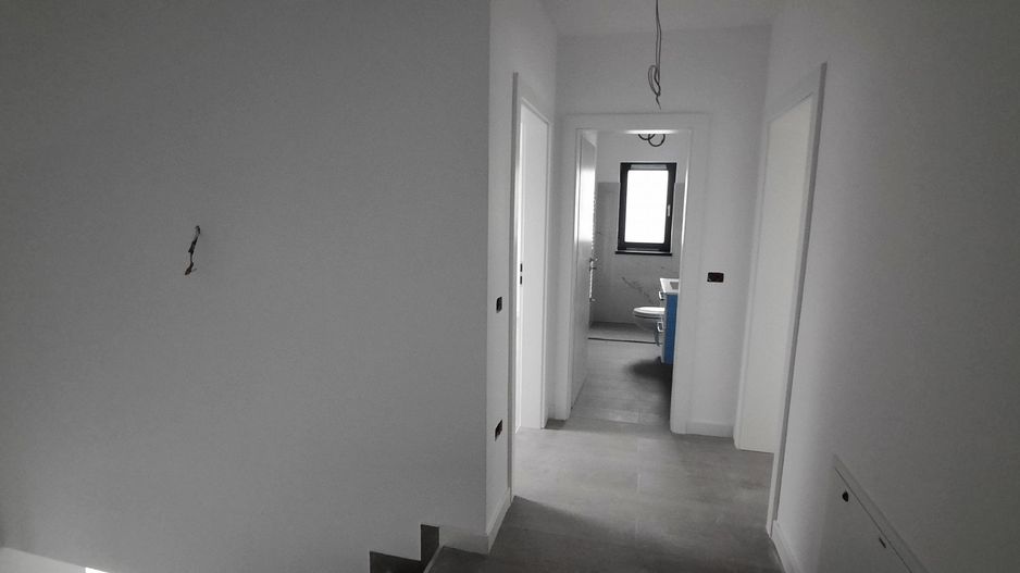 Duplex la cheie despartit prin garaj - Poză 20