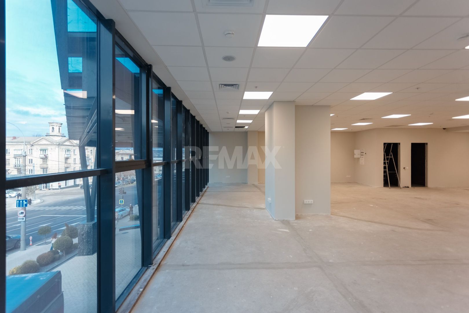 Spațiu Comercial. Business Centrul ROYAL TOWER - Poză 1
