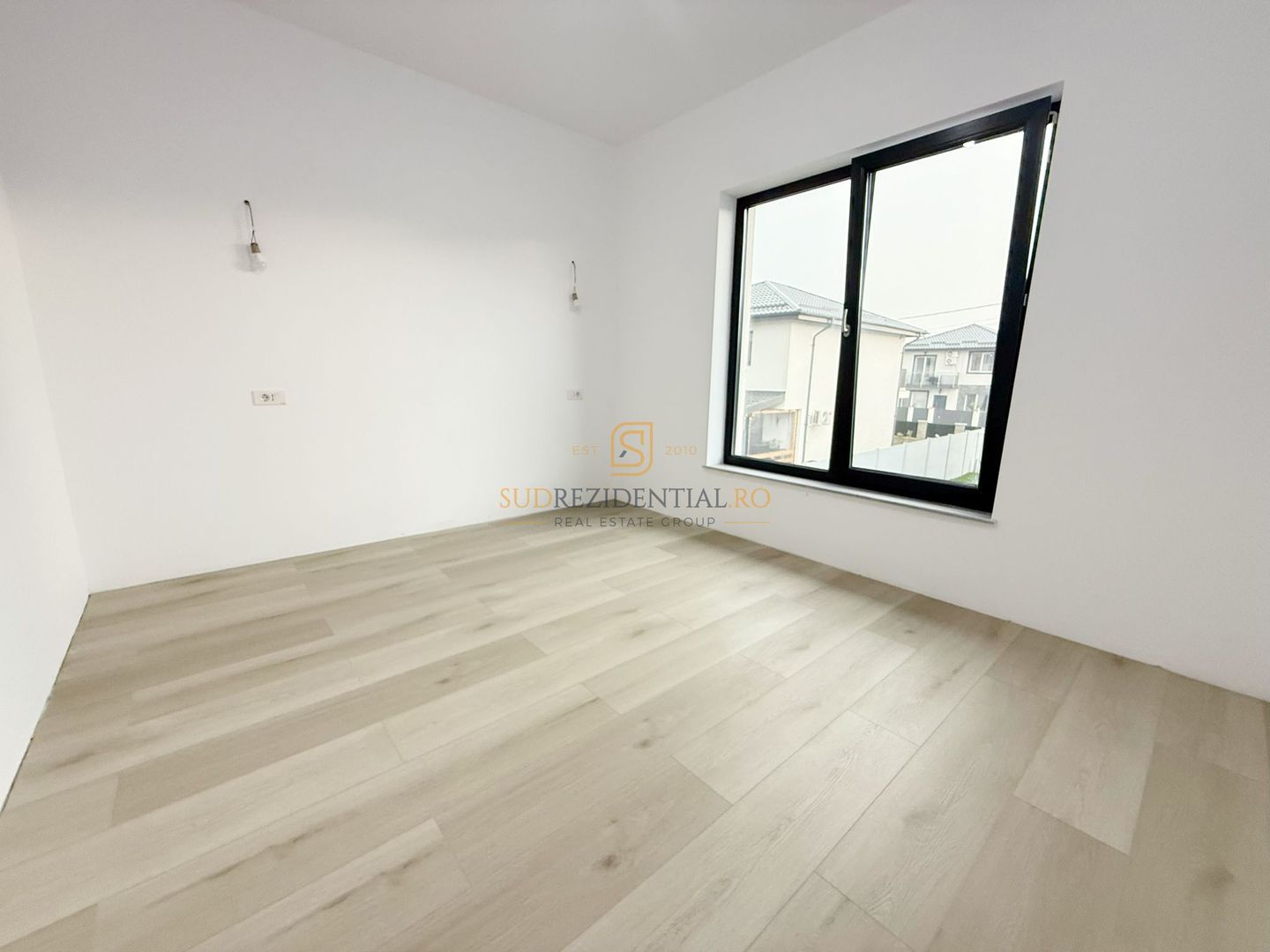 Vila individuala cu 5 camere / 3 bai / dressing / teren 343 mp - Poză 9