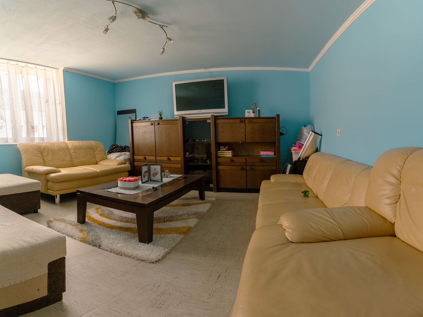 Casă cu teren 3332mp în Bătania - Poză 1